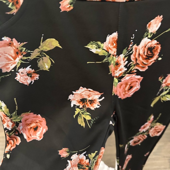 NWT Shosho Floral Leggings w/pockets - Picture 3 of 5